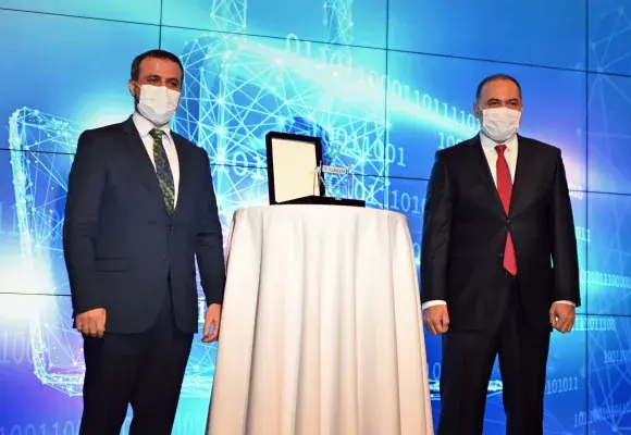 CEO Ertok receives plaque at the e-Safe Cyber Security Summit