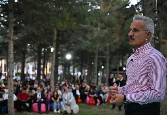 Ulaştırma ve Altyapı Bakanı Uraloğlu, Stajyer Öğrencilerle Buluştu