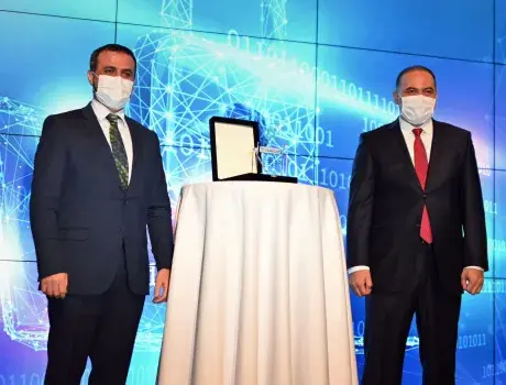 CEO Ertok receives plaque at the e-Safe Cyber Security Summit