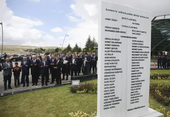 Bakan Turhan: “Sayın Cumhurbaşkanımız Recep Tayyip Erdoğan'ın işareti ve Başbakanımız Binali Yıldırım'ın talimatıyla harekete geçen Türksat'ın Gölbaşı yerleşkesindeki 54 personel bu silahlı, alçak tecavüze vücutlarını siper ettiler”