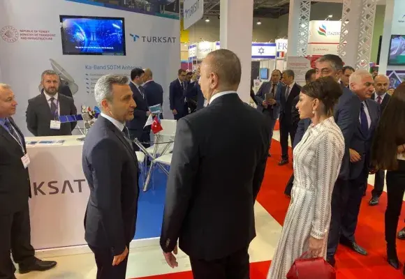 Azerbaycan Cumhurbaşkanı İlham Aliyev Türksat standını ziyaret etti