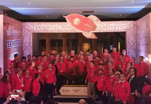 Bayraktar: “Tüm milletimizi 22-27 Eylül 2020’de doğudan yükselecek Teknofest ışığının heyecanına ortak olmaya çağırıyoruz”